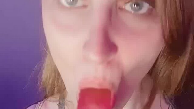 Brynn Woods Sucking a pink Dildo – Video Onlyfans